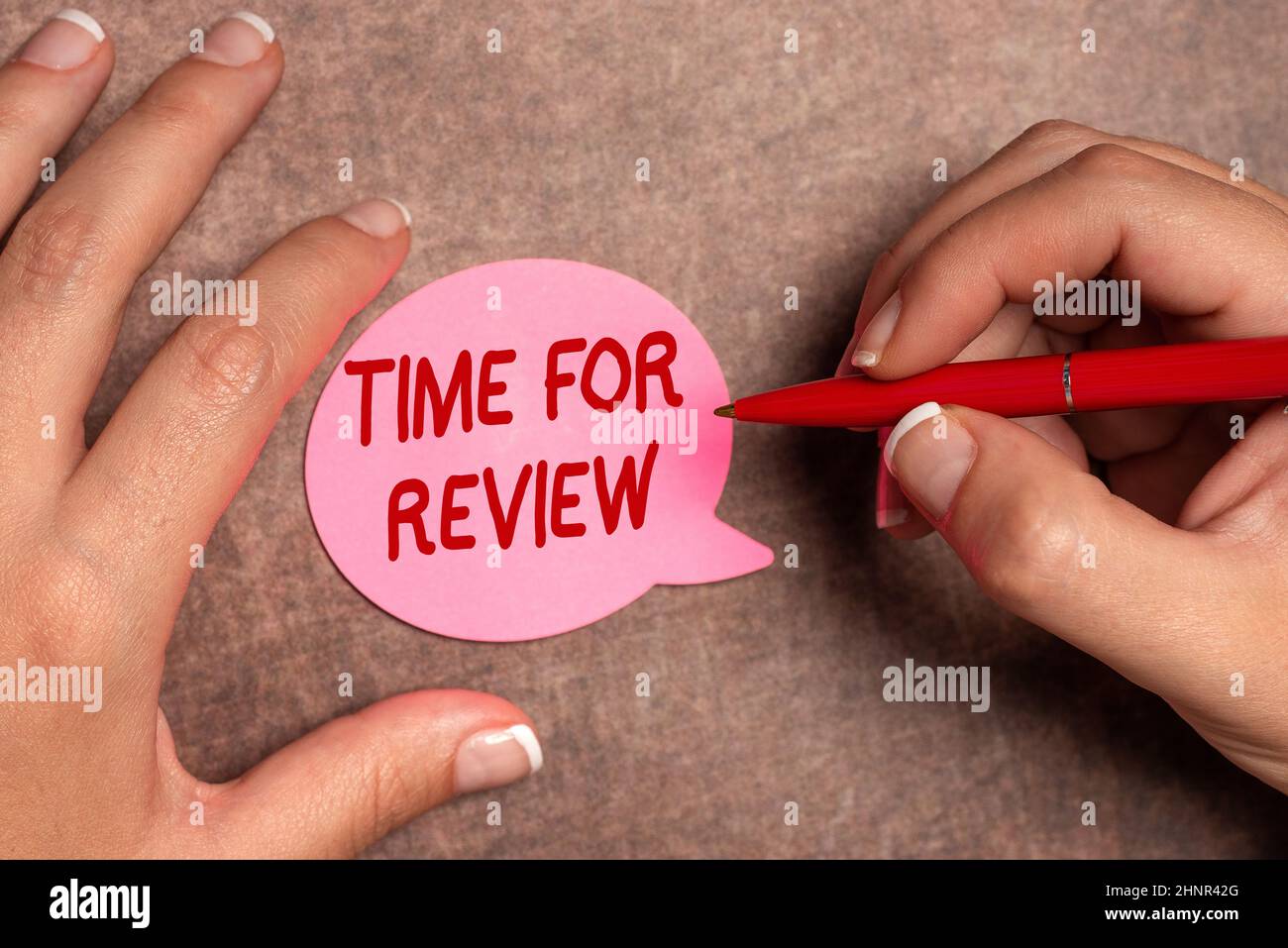 Ispirazione che mostra il tempo di segno per la revisione, concetto del Internet valutazione formale di qualcosa con l'intenzione di istituire cambiamento scrittura Note importanti Dr. Foto Stock