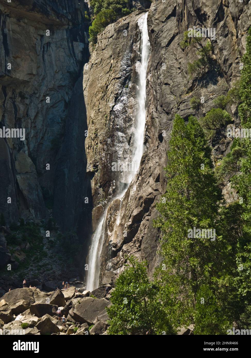 Le cascate di Yosemite superiore e inferiore hanno un potente flusso d'acqua sorgiva in composizione verticale Foto Stock