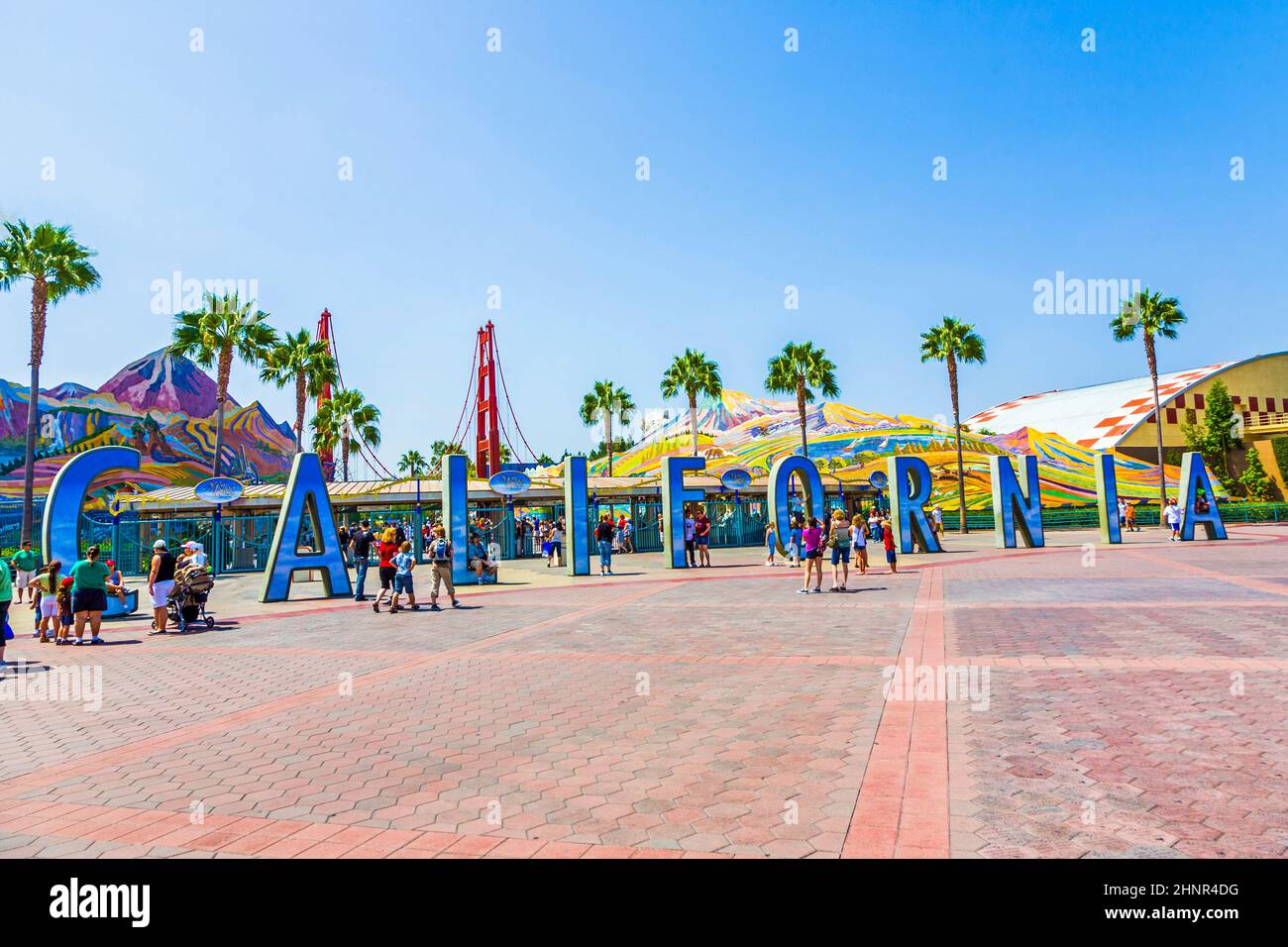 la gente visita disneyland e cammina su mattoni commemorativi con nomi in terracotta Foto Stock