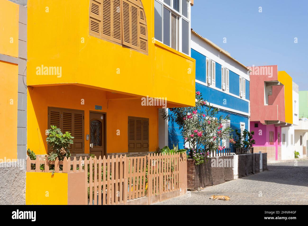 Case colorate sulla strada laterale, Santa Maria, SAL, República de Cabo (Capo Verde) Foto Stock