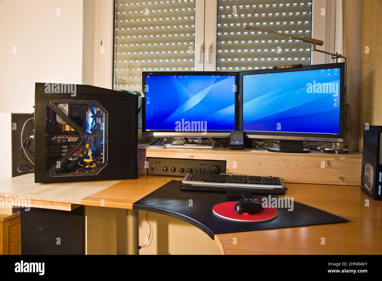 PC Personal computer con 2 schermi piatti, modding e immagine dell'immagine sullo schermo Foto Stock