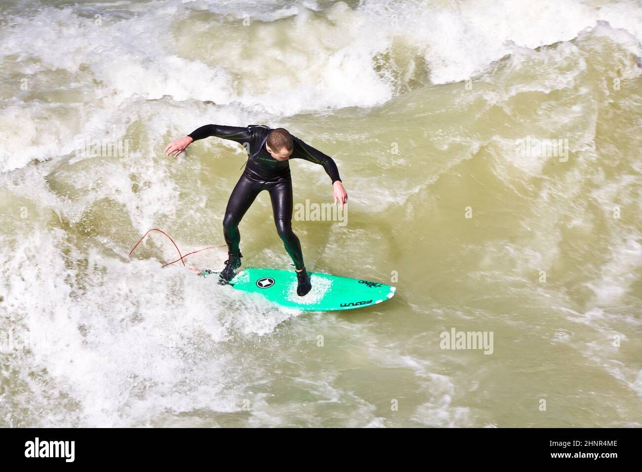 Il surfista si surfa all'Isar in onde enormi Foto Stock