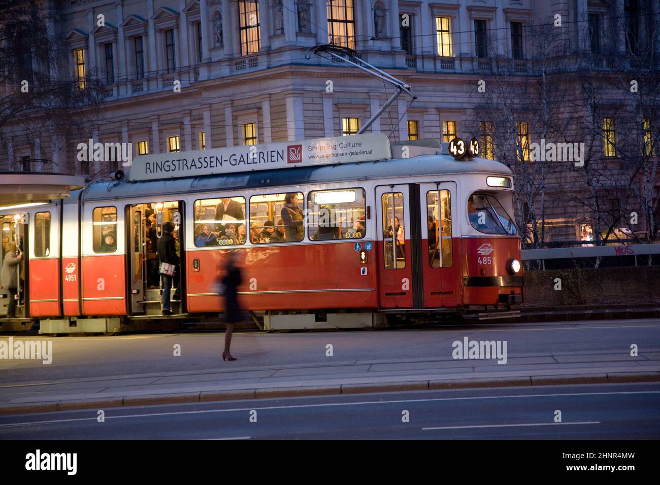 Tram rosso vecchio a Vienna nel primo distretto di notte Foto Stock