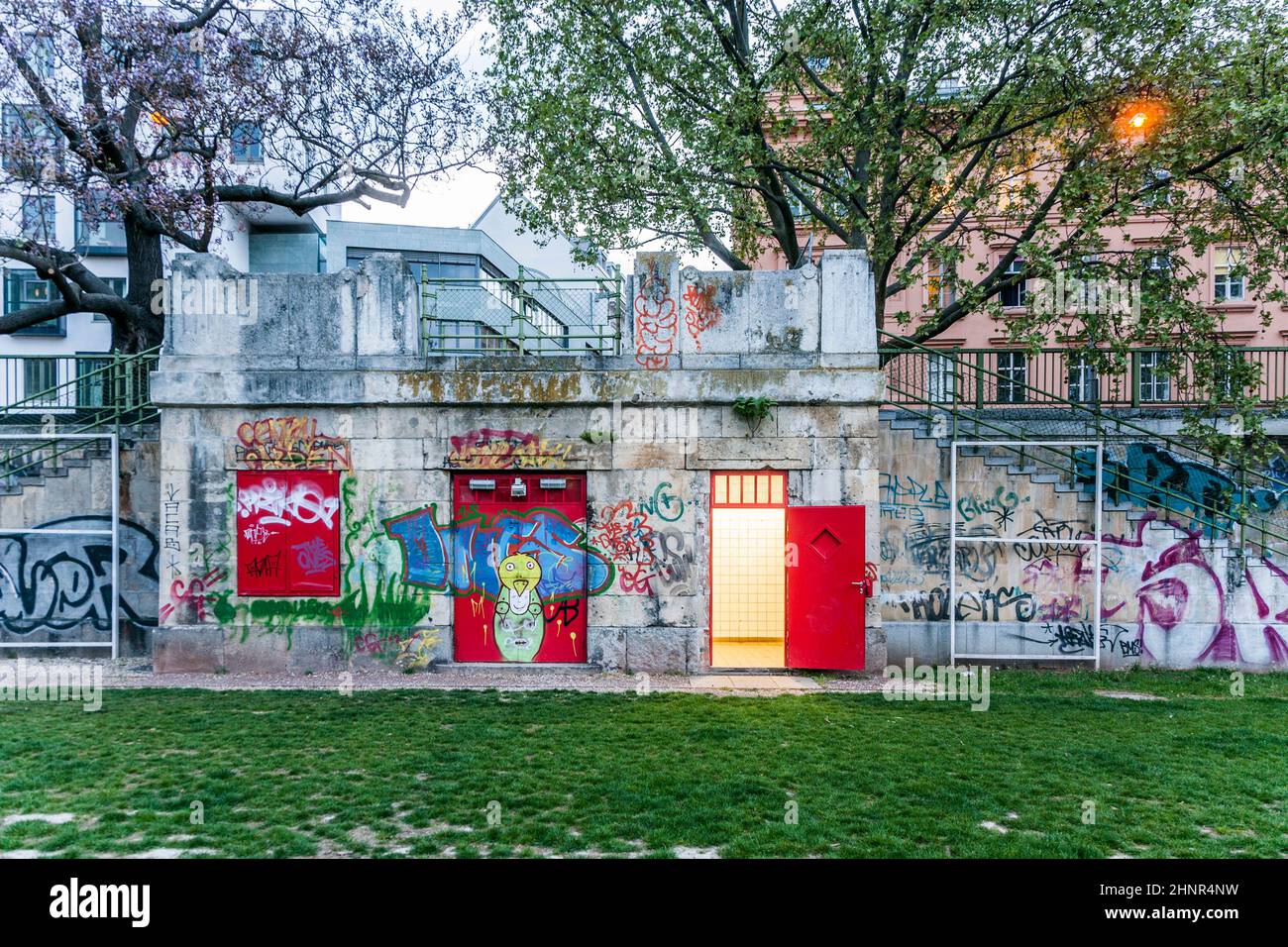 Bagni illuminati sulla riva del Danubio a Vienna Foto Stock