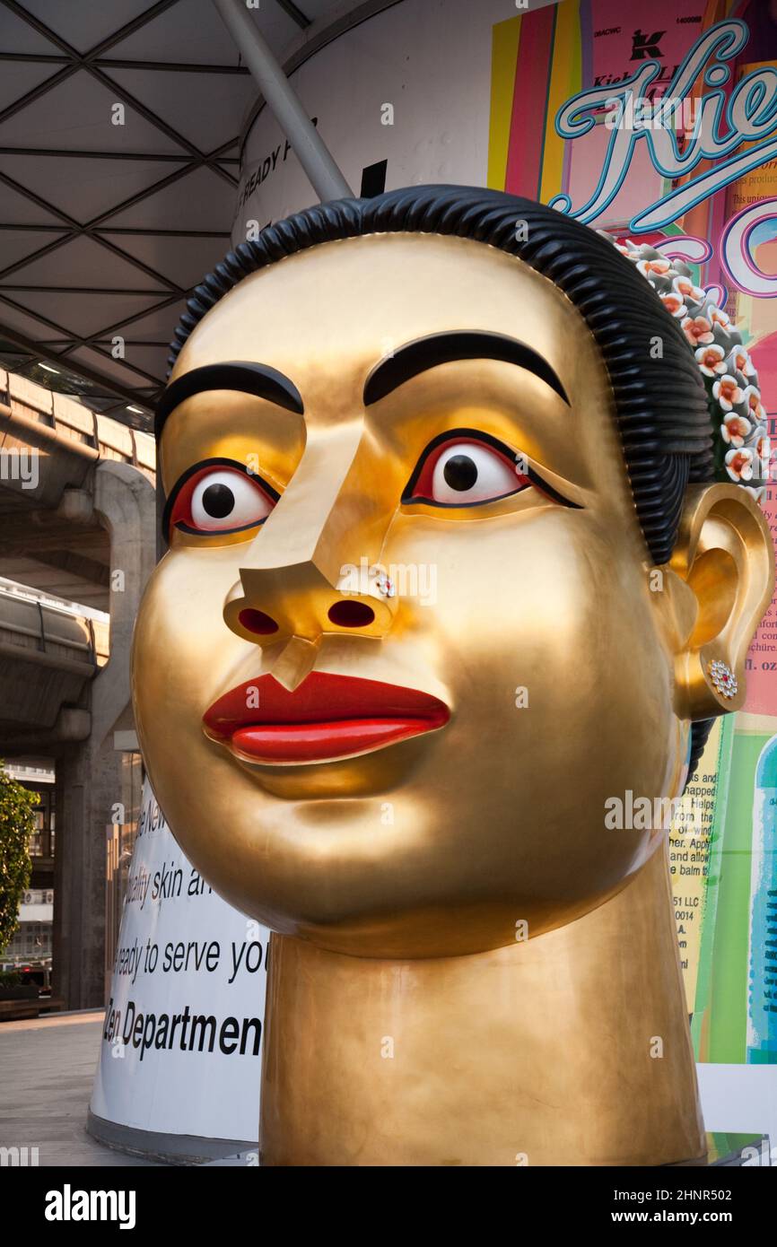 Statua del Buddha nel centro commerciale di Bangkok Foto Stock