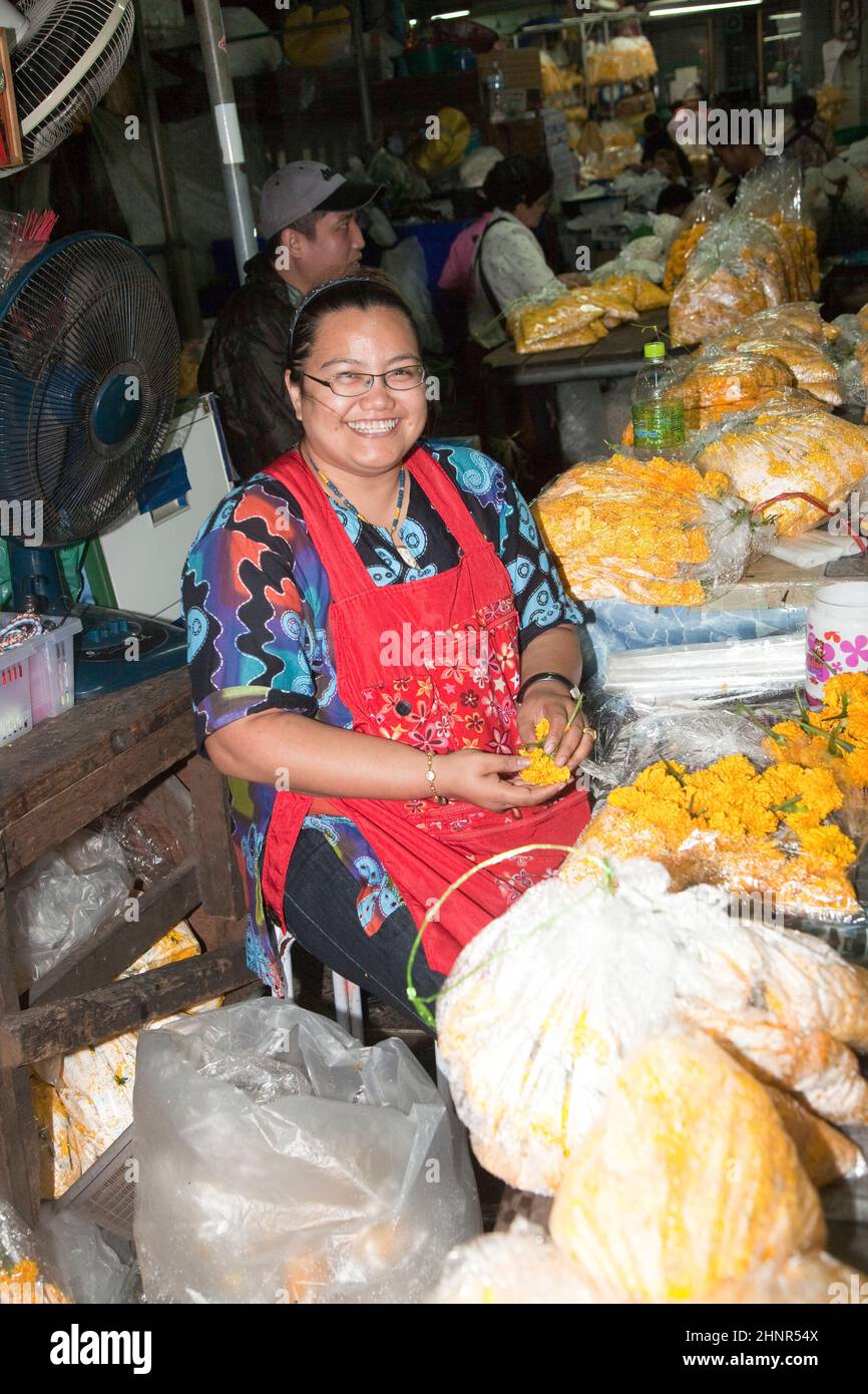 le donne vendono fiori freschi al mercato del mattino Foto Stock