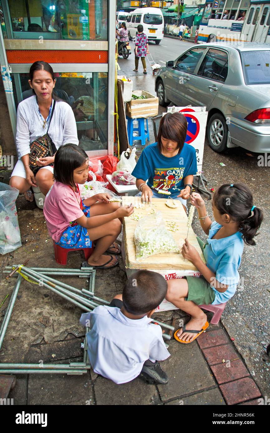 i bambini legano i fiori prima dell'inizio della scuola Foto Stock