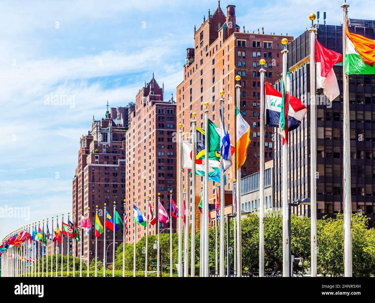 Sede delle Nazioni Unite con bandiere di membri dell'ONU Foto Stock