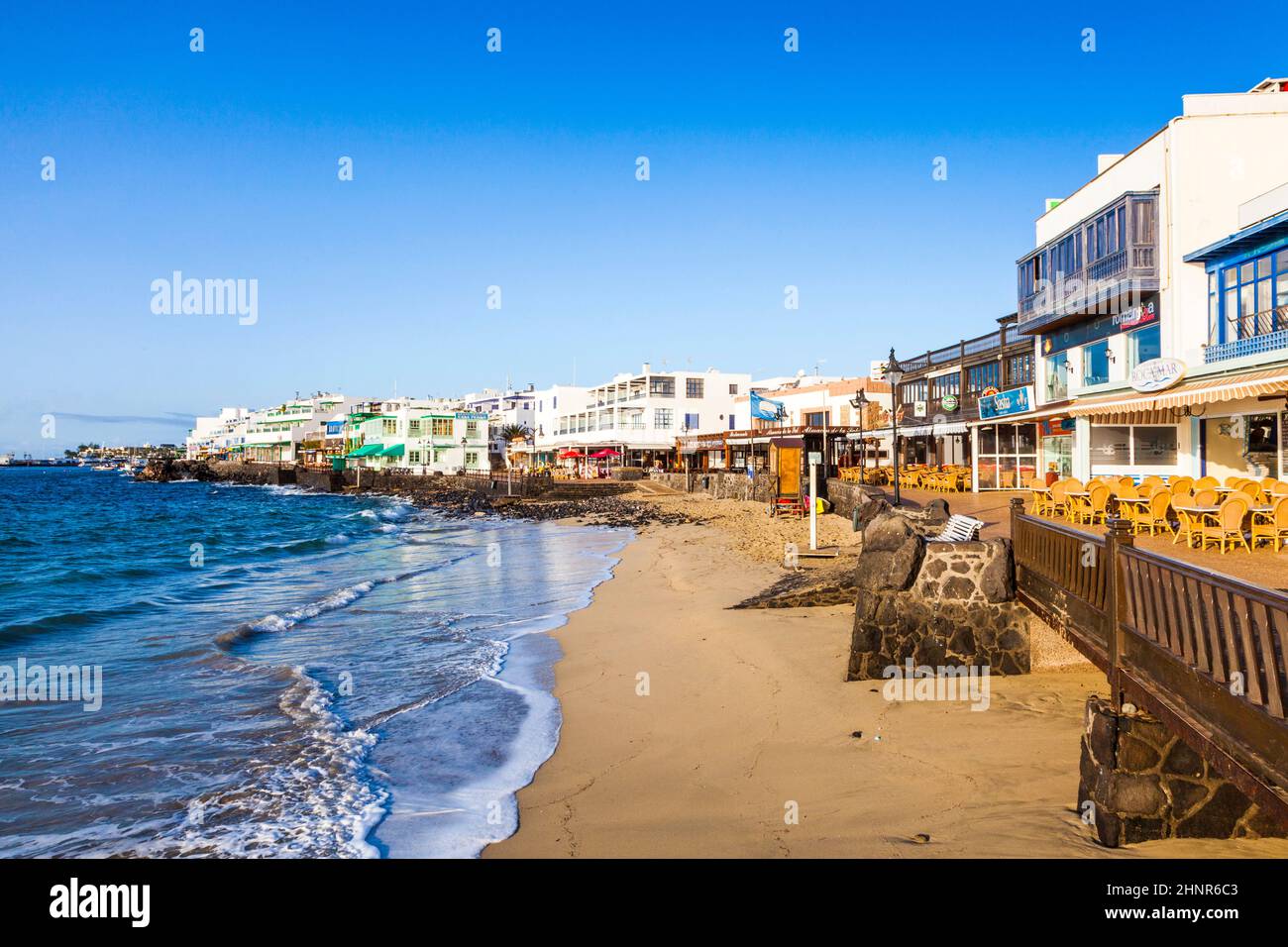 Passeggiata panoramica di Playa Blanca con mare al mattino Foto Stock