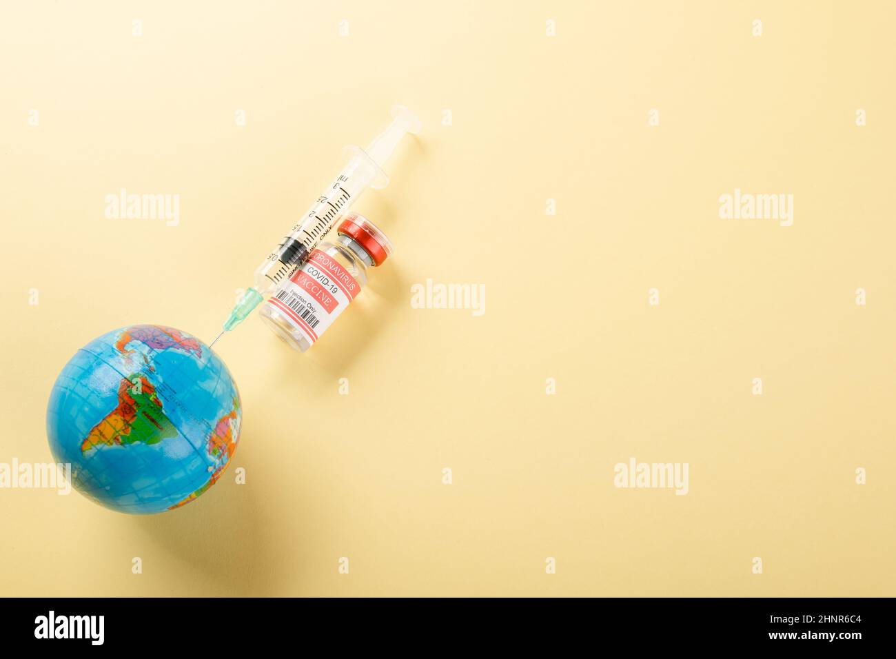 Flaconcini di vaccino flaconi, siringhe per la vaccinazione contro coronavirus e Globe Foto Stock