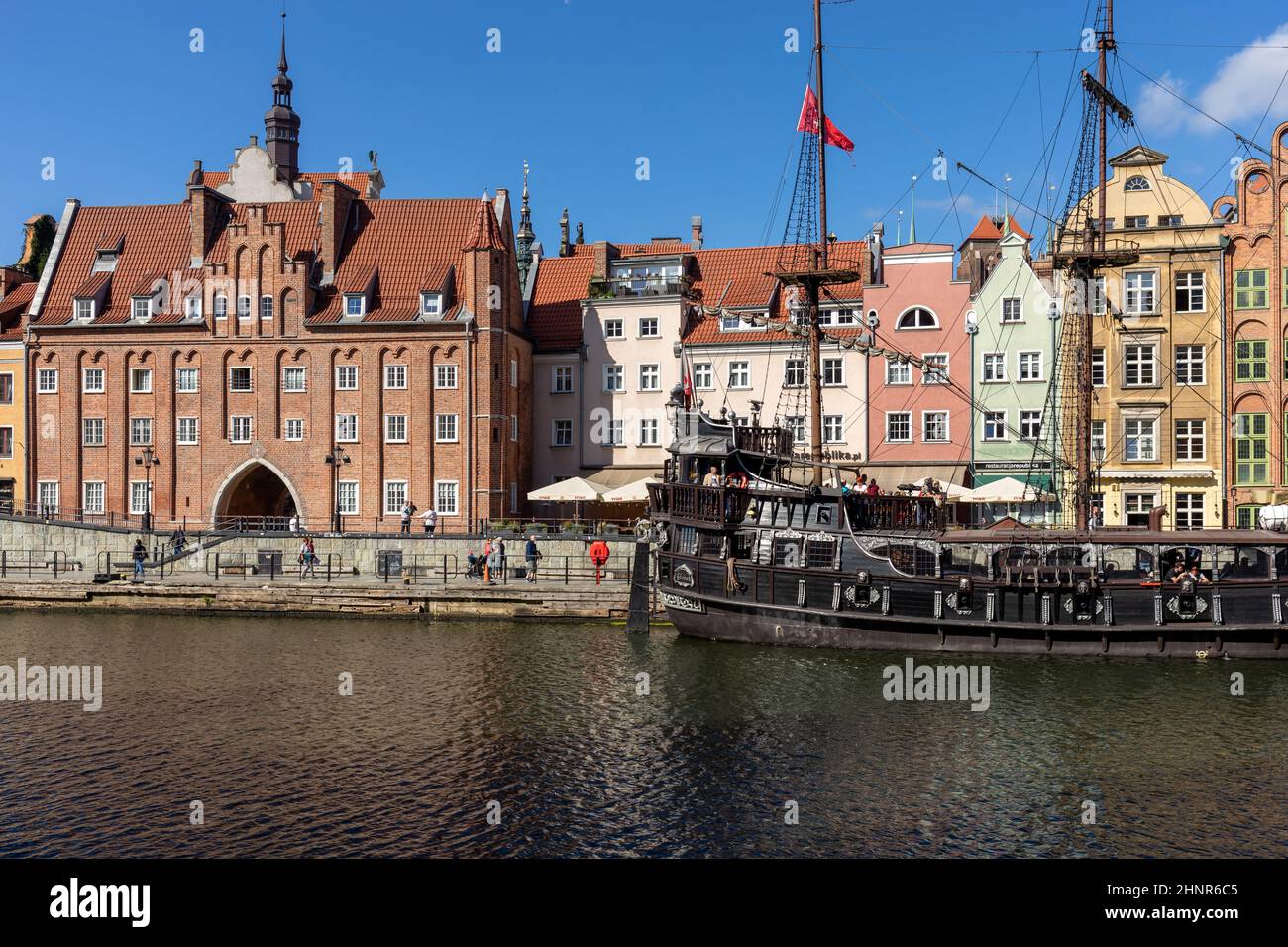 Gdansk, Polonia - Porto passeggeri sul fiume Motława e una nave da crociera a Dlugie Pobrzeze Foto Stock