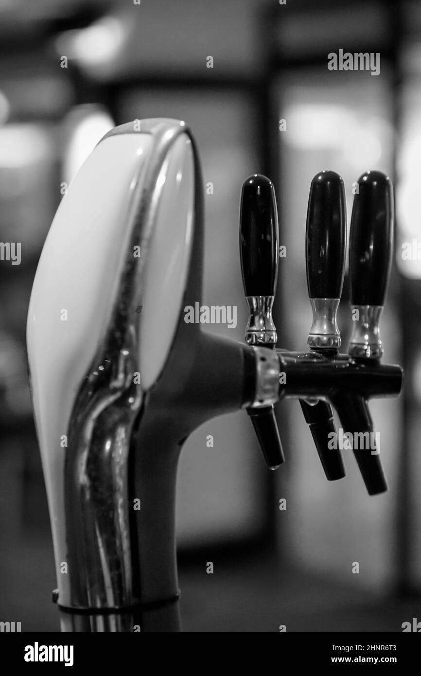 Un rubinetto per diversi tipi di bevande in un bar. Foto Stock