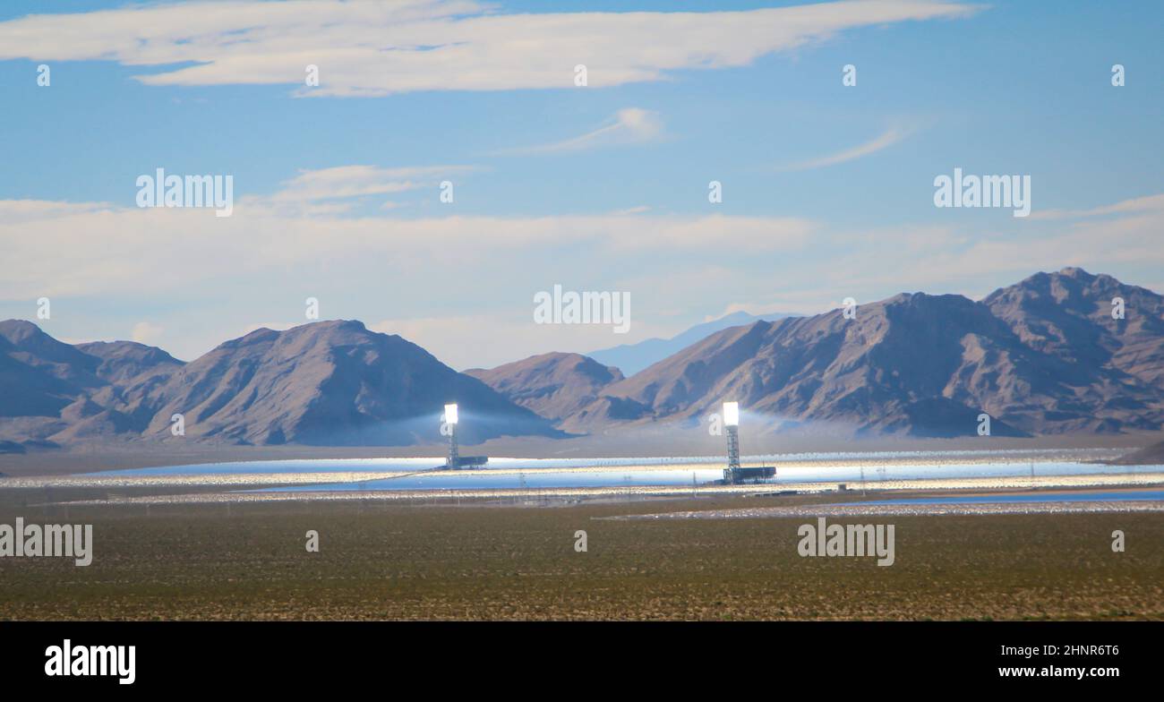 Vista su una centrale solare che si trova su un livello di fronte a una catena montuosa. Foto Stock