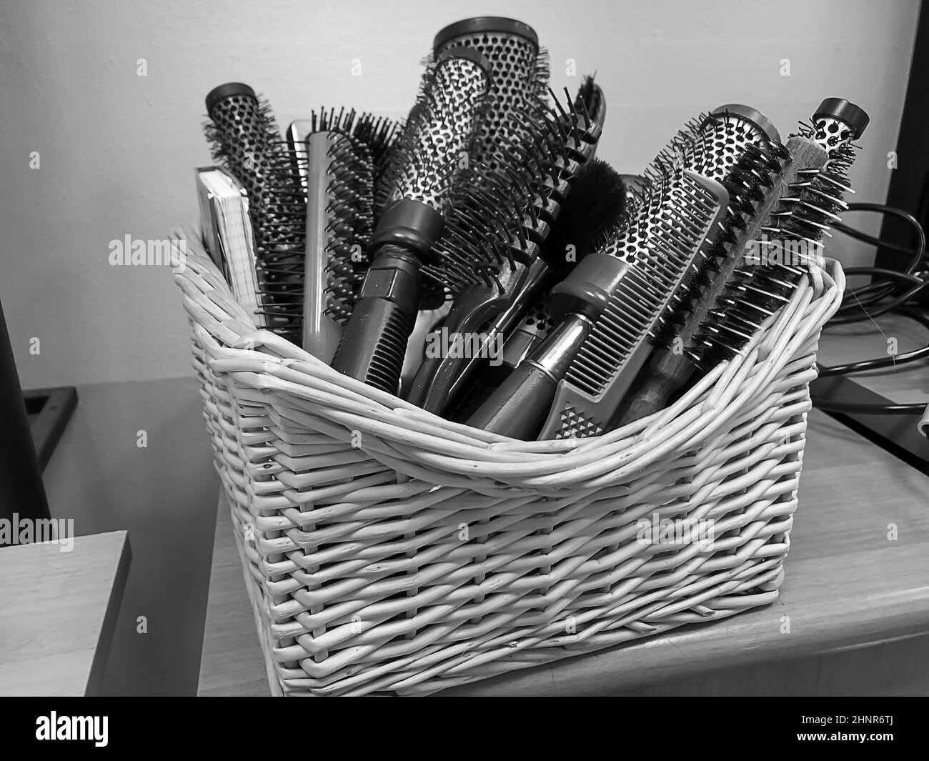 Forbici, pettini, spazzole. Tutti gli utensili in un salone di parrucchiere. Foto Stock