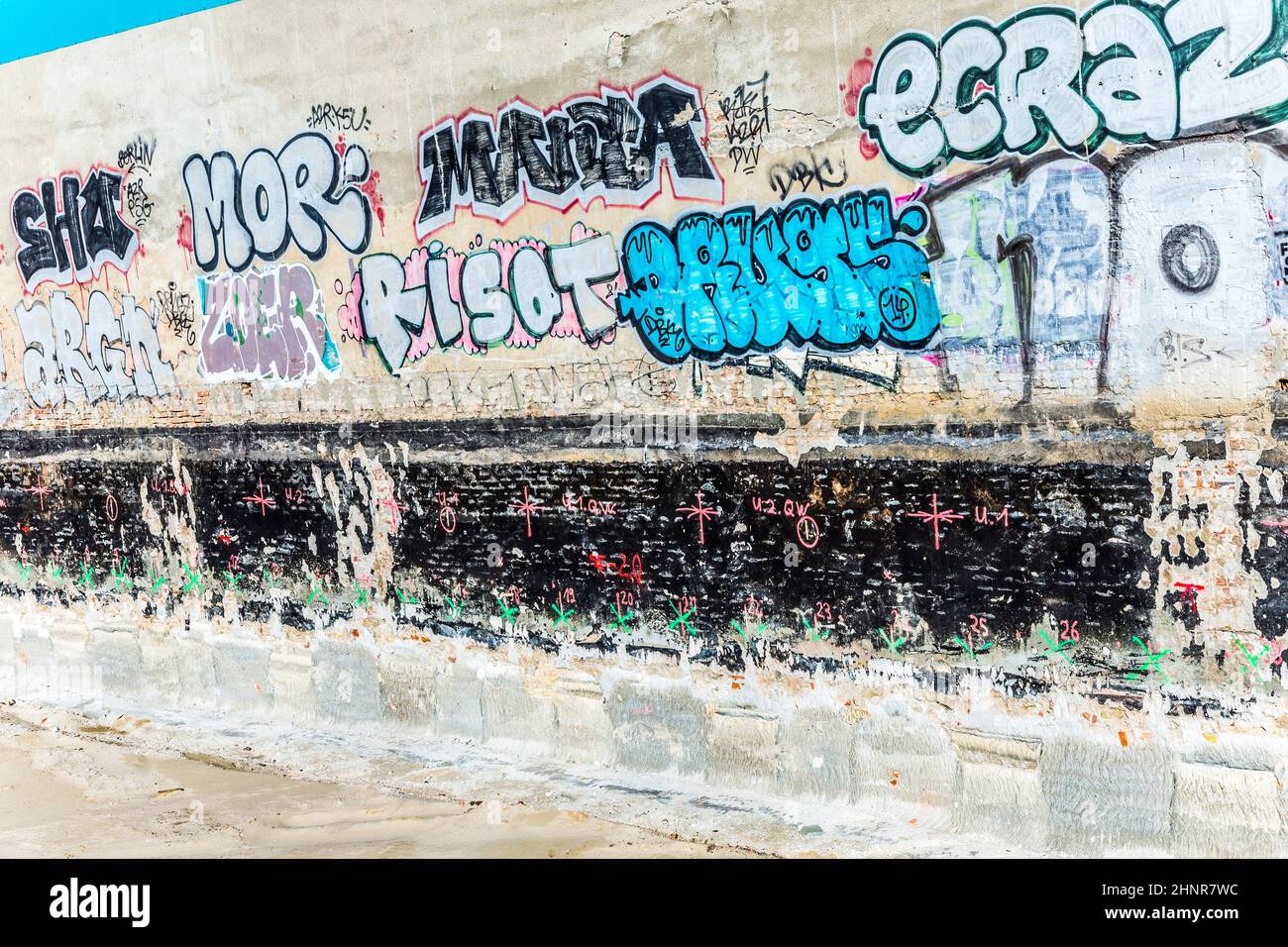 Vista sulla facciata di una casa di demolizione a Berlino Foto Stock