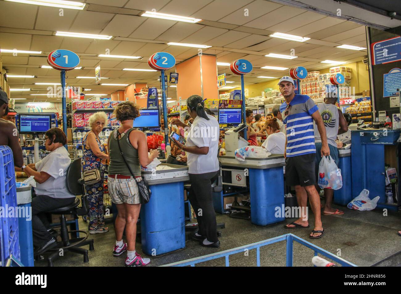 Persone al punto di cassa di un super mercato a Rio Foto Stock