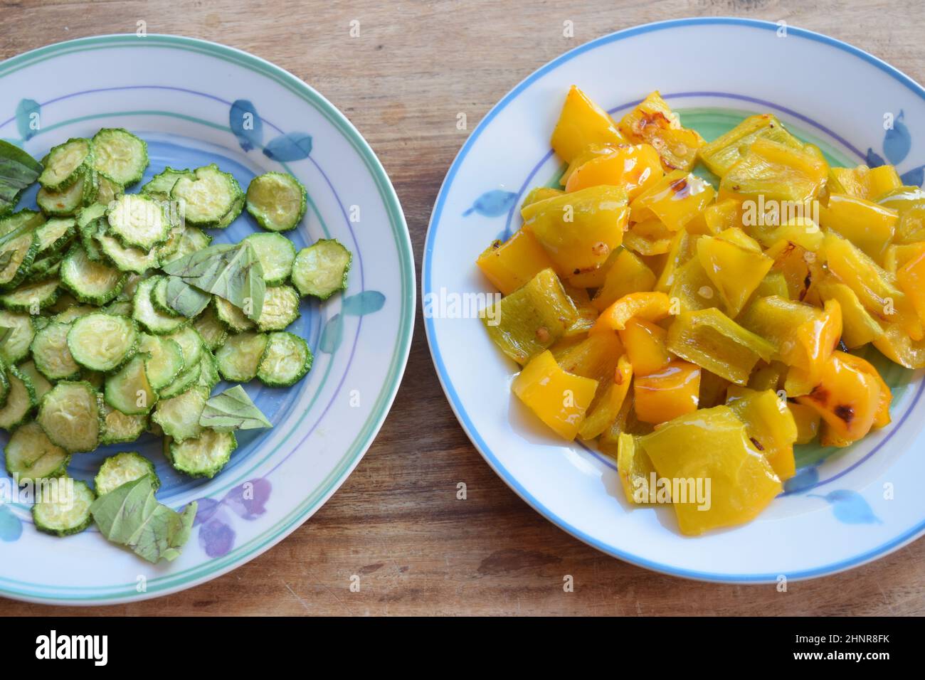 fritto su un'hea bassa a fette zucchine e peperoni fritti Foto Stock