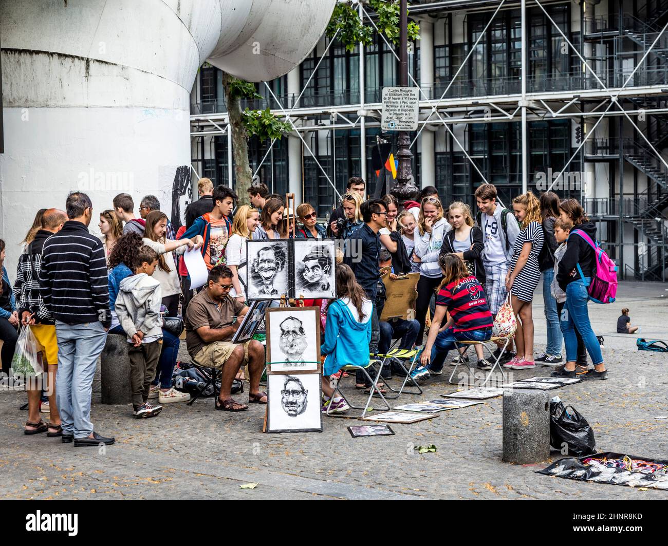 i giovani del centro pompidou si divertono ad essere disegnati da artisti Foto Stock