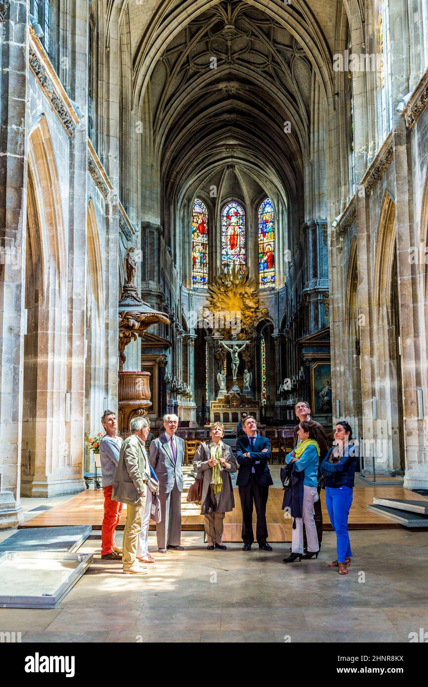 La gente visita la chiesa cattolica di San Merri a Parigi Foto Stock