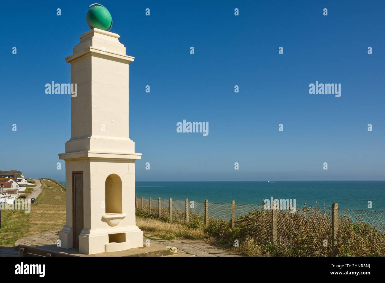 Re George V. Memorial che segna il primo meridiano di Greenwich datato 1936. A Peacehaven nel Sussex orientale, Inghilterra. Con canale inglese dietro. Foto Stock