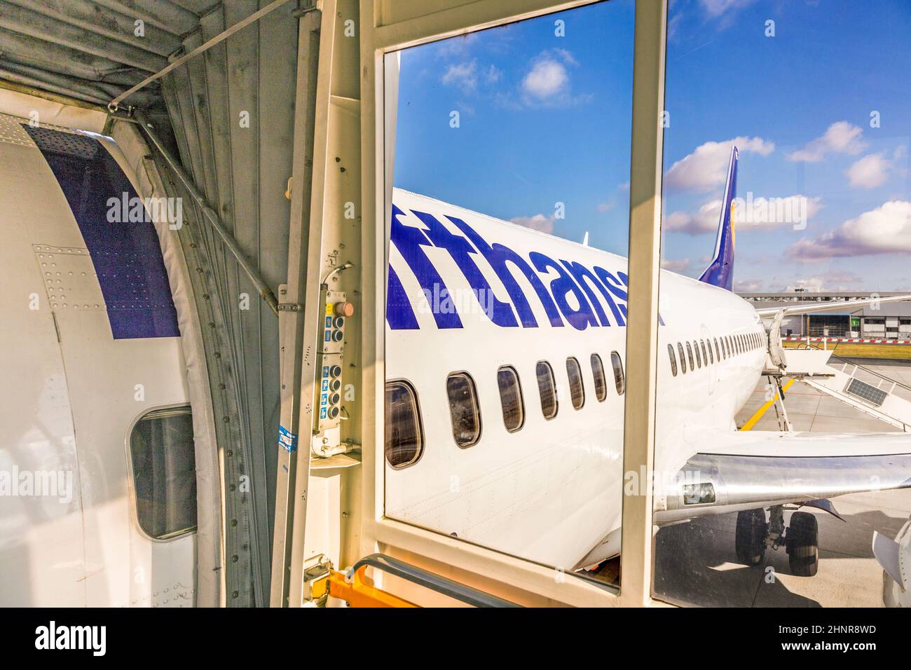 Imbarco in aereo Lufthansa Jet all'aeroporto di Francoforte Foto Stock