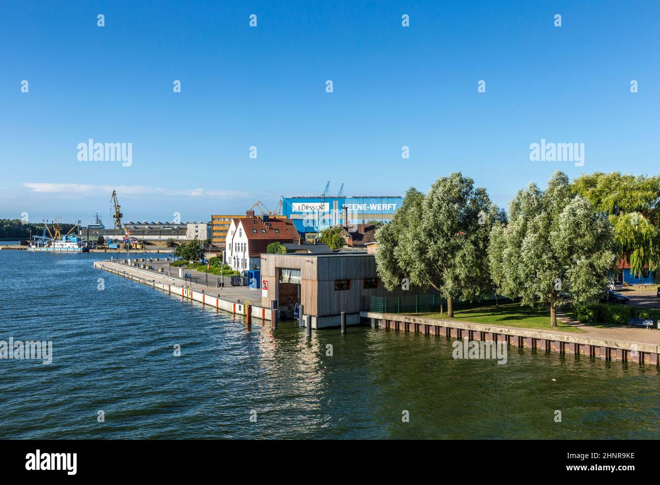 Vista sul fiume Peene fino all'area portuale di Wolgast. Foto Stock