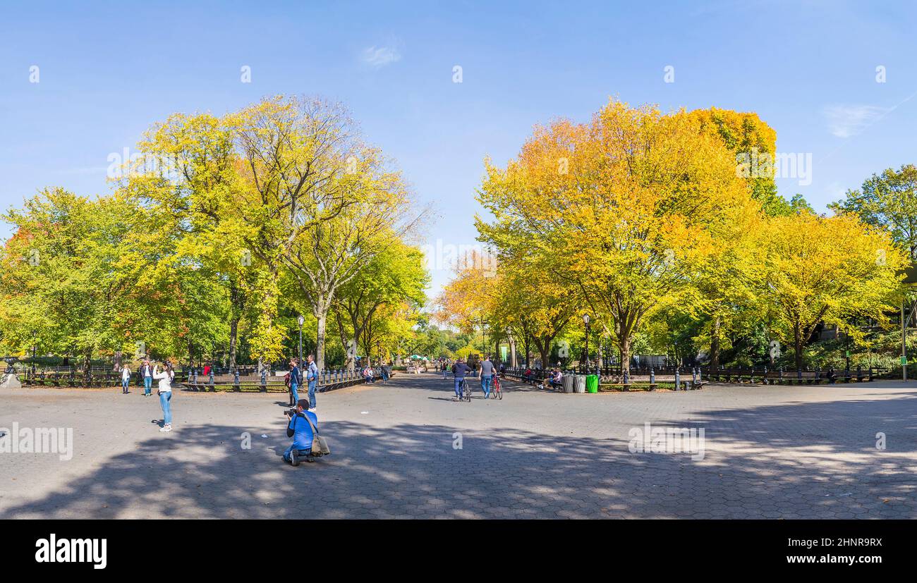 Persone che si godono a piedi in Central Park Foto Stock