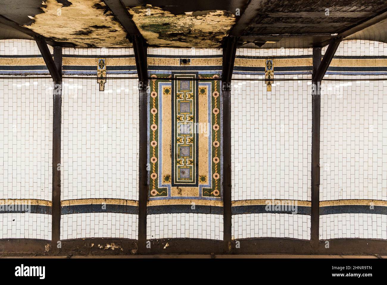 metro a New York con antiche piastrelle storiche Foto Stock