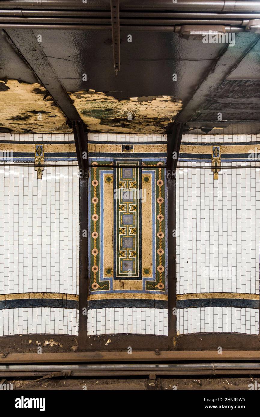metro a New York con antiche piastrelle storiche Foto Stock