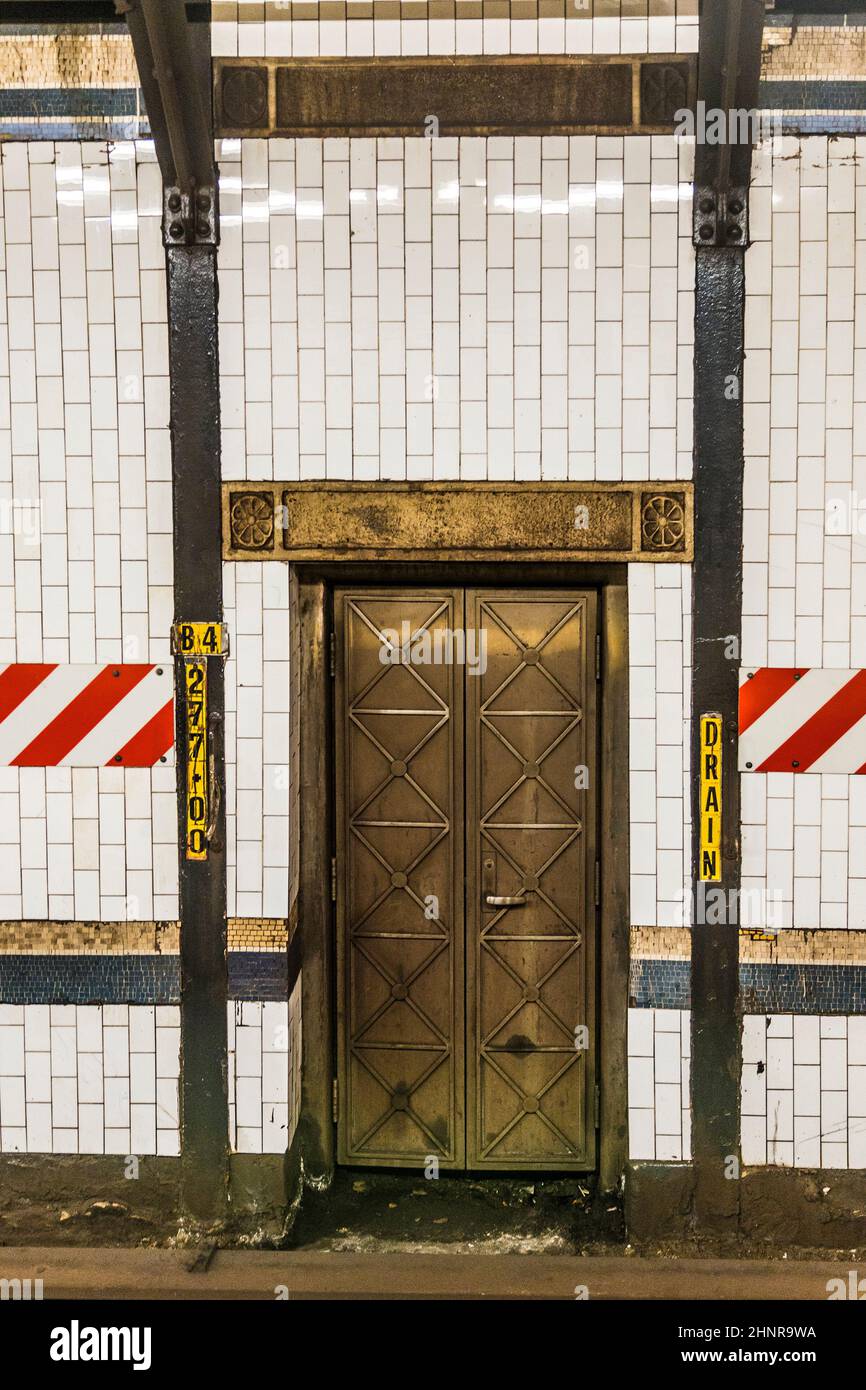 metro a New York con antiche piastrelle storiche Foto Stock