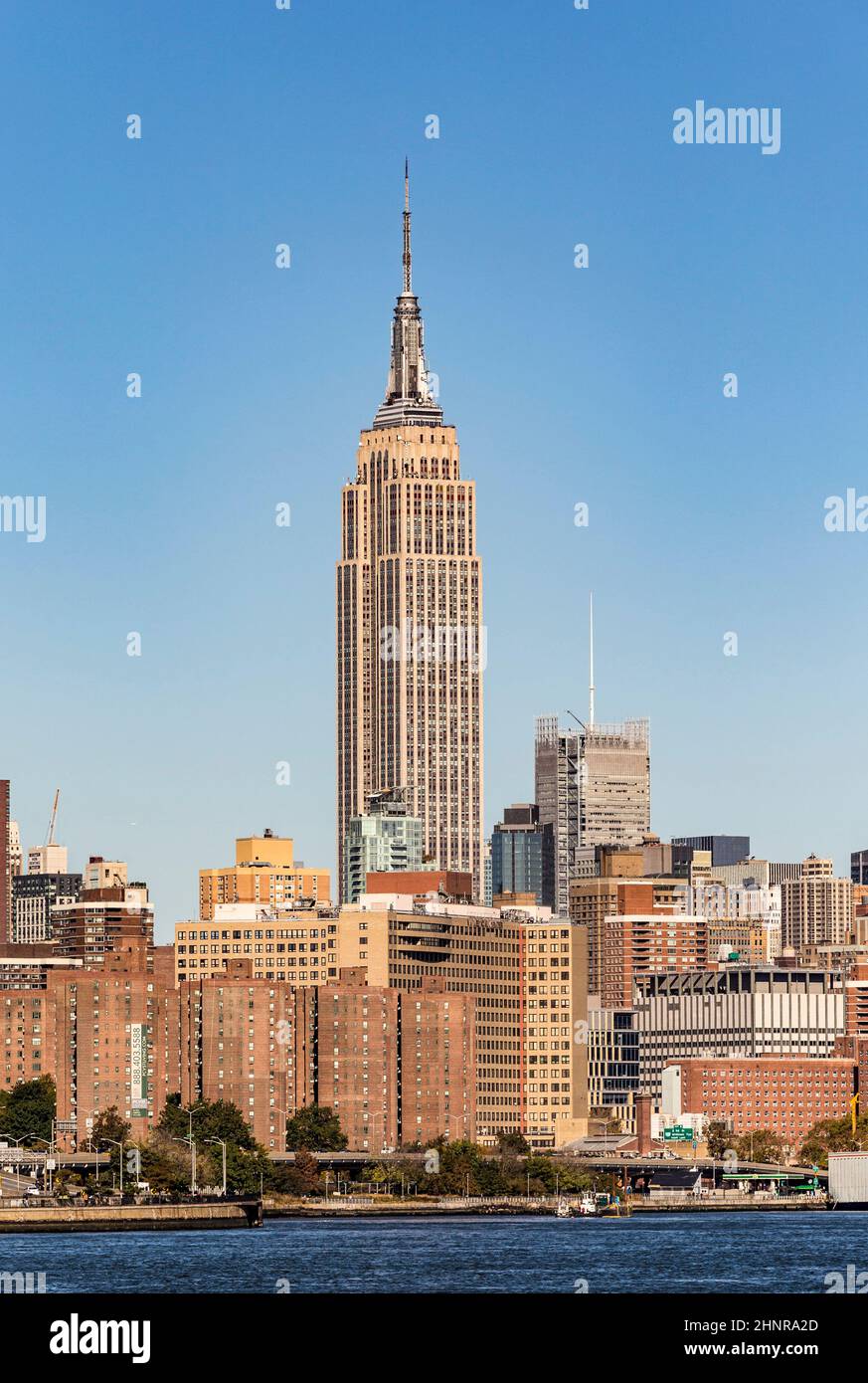 NEW YORK, USA - Oct 23, 2015: L'Empire state Building brilla nel pomeriggio a New York, USA. L'Empire state Building e' un punto di riferimento a 102 piani e icona culturale americana a New York. Foto Stock