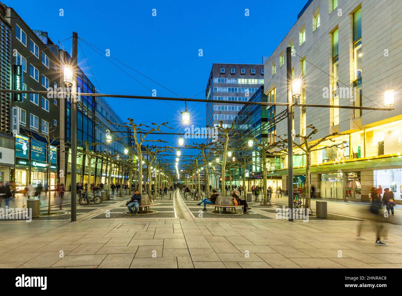 La gente cammina lungo lo Zeil la sera a Francoforte Foto Stock