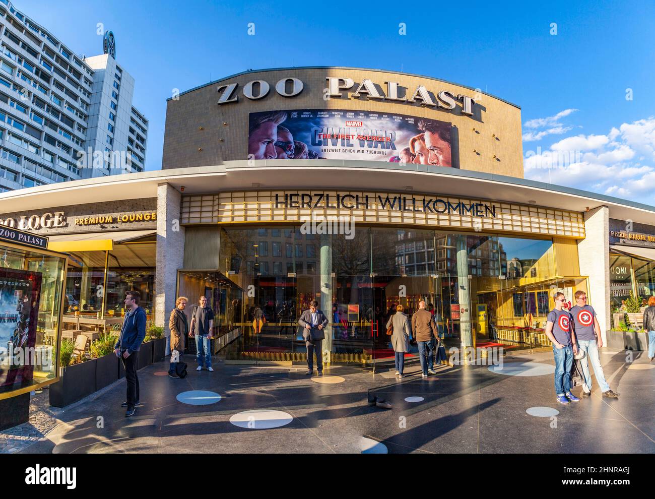 Persone al primo cinema Zoo Palast di Berlino Foto Stock