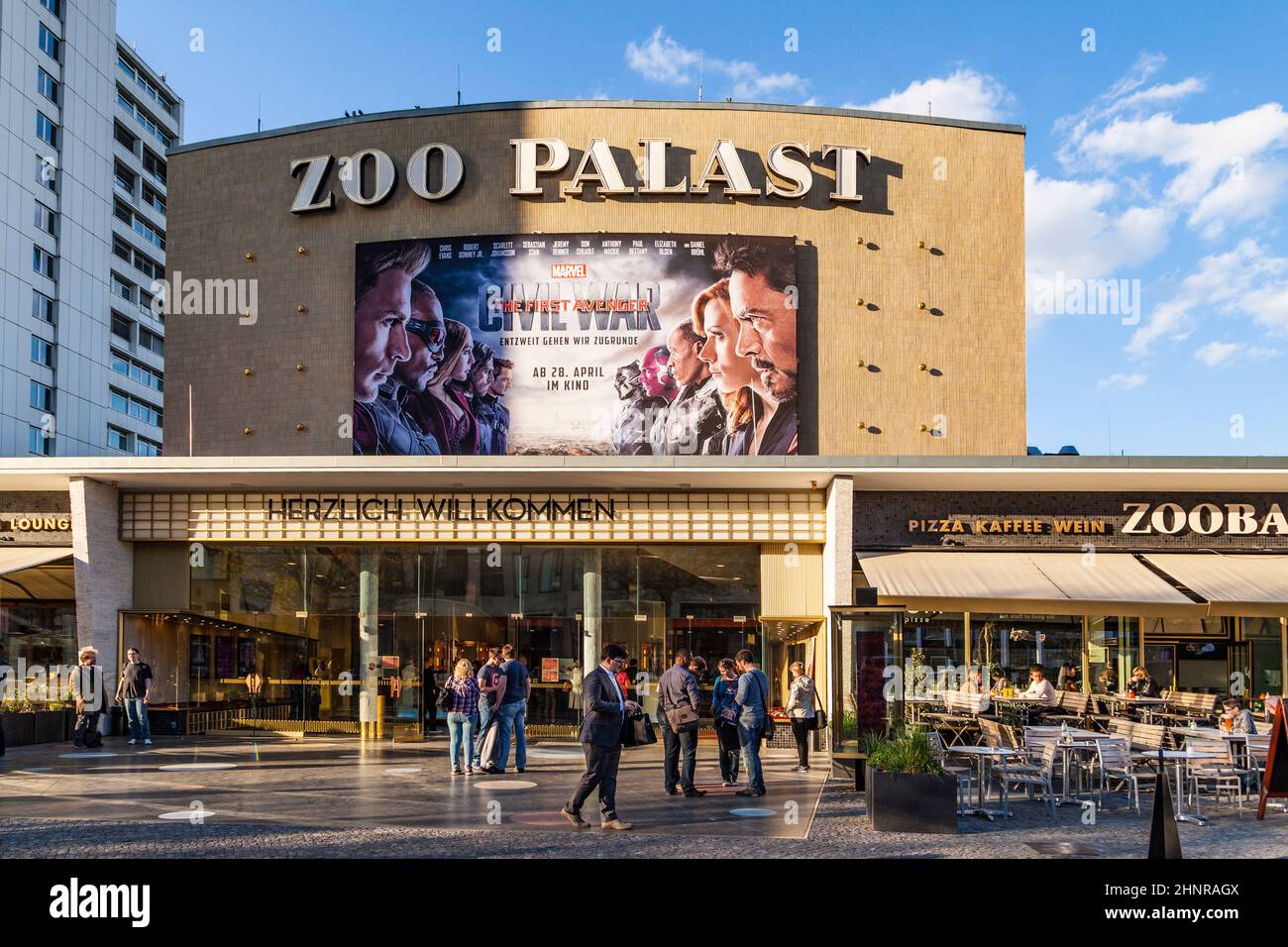 Persone al primo cinema Zoo Palast di Berlino Foto Stock
