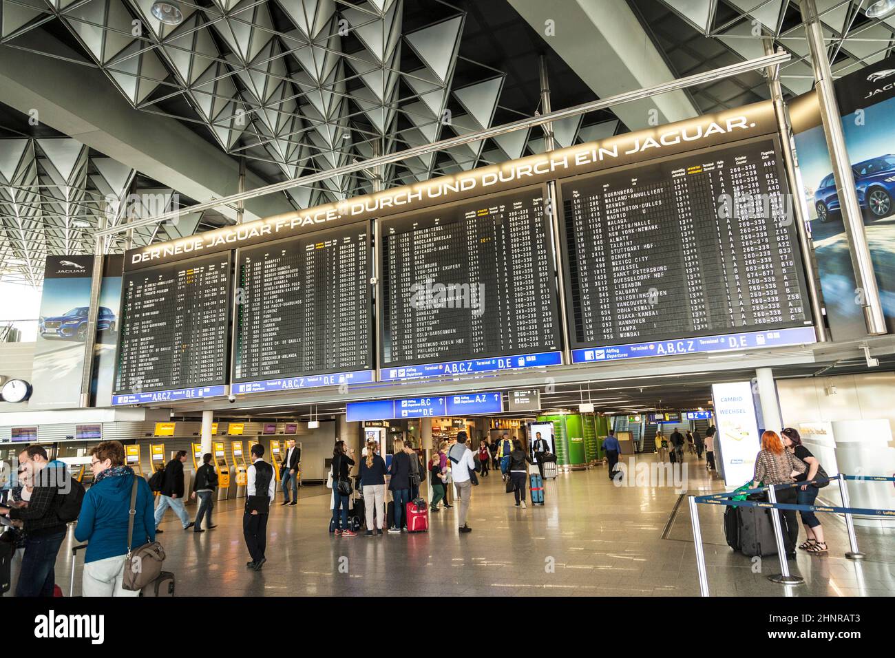 Viaggiatori nelle aree pubbliche dell'aeroporto internazionale di Francoforte Foto Stock