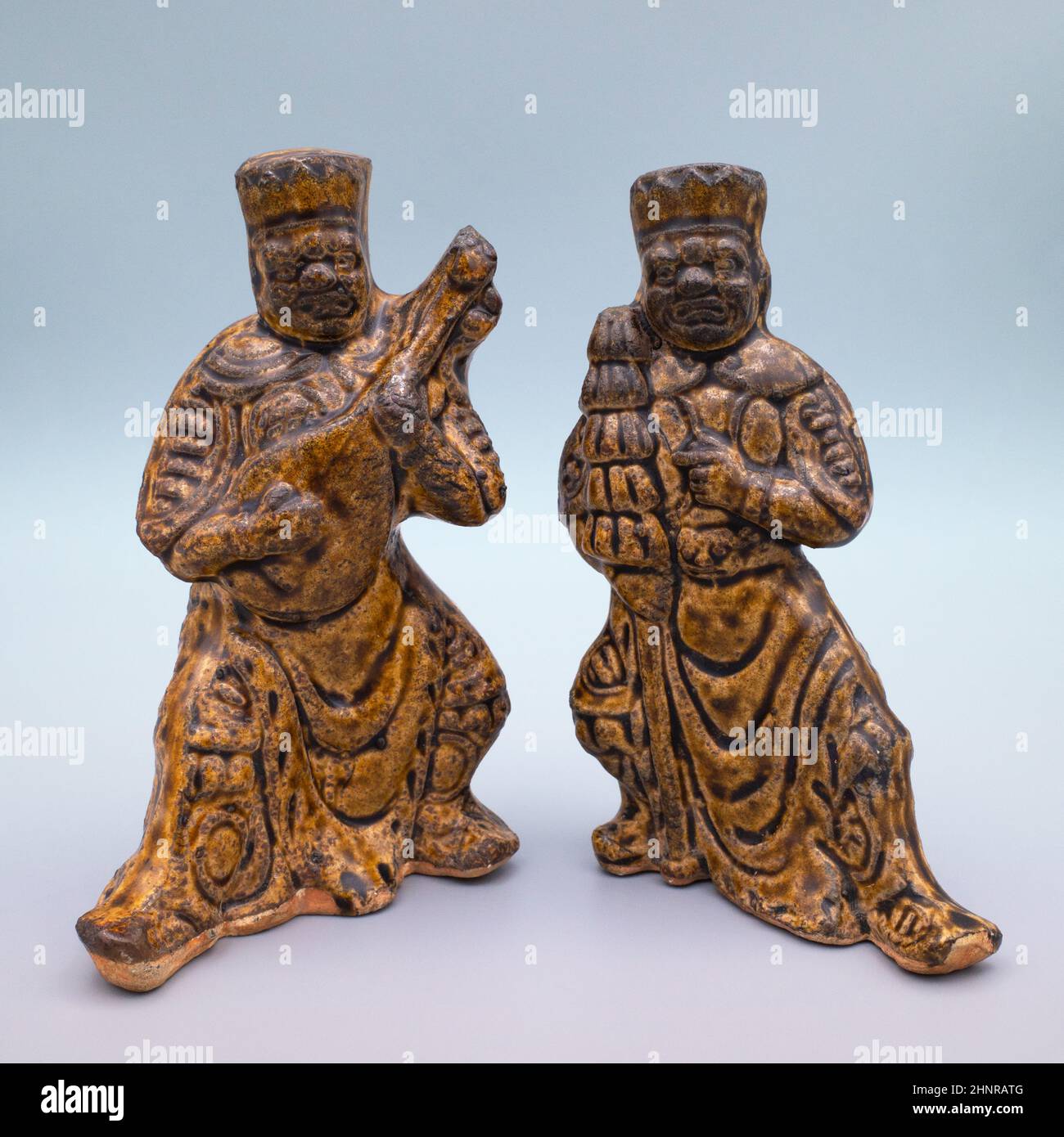 Raro paio di figure cinesi in ceramica smaltata in ambra. Dinastia Liao, 10th-11th secolo Foto Stock