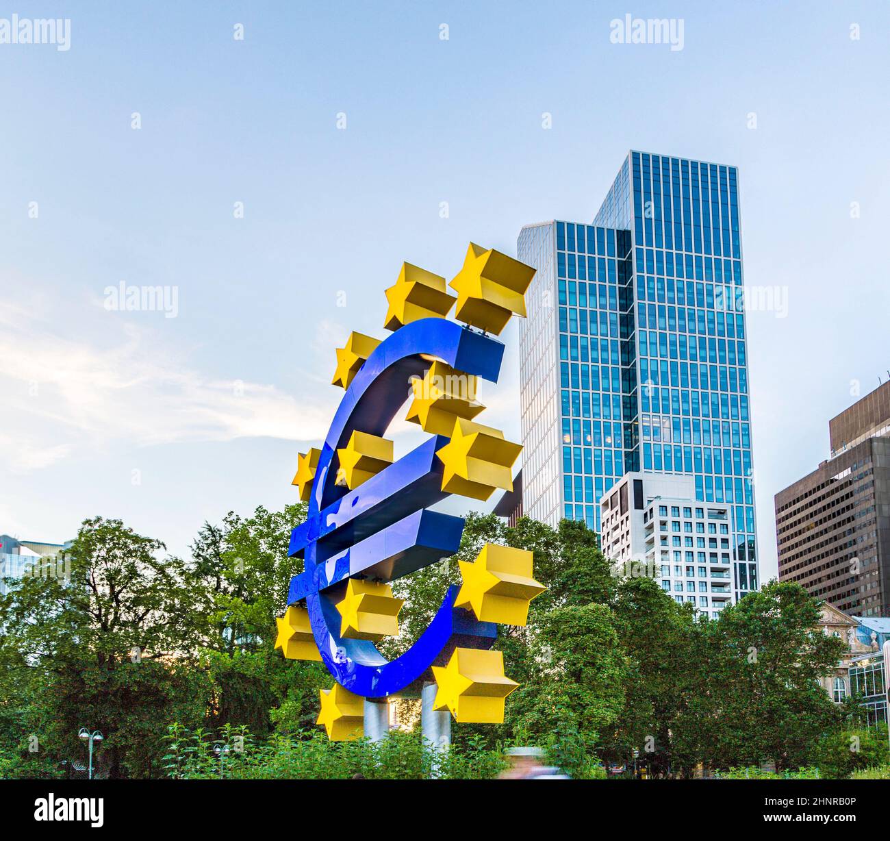 Famoso simbolo dell'euro a Francoforte sul meno Foto Stock