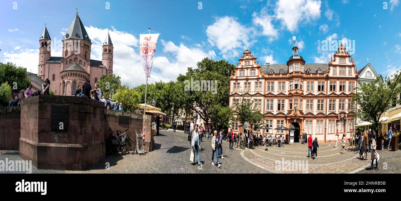 Vecchio museo storico di Gutenberg con cielo blu a Mainz Foto Stock