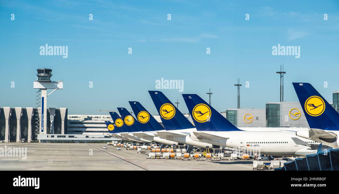 Velivolo della compagnia Lufthansa all'aeroporto internazionale di Francoforte Foto Stock