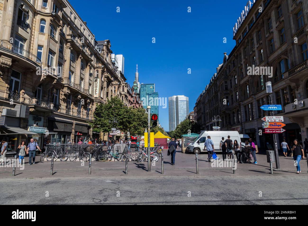 Persone nella Kaiserstrasse di fronte alla stazione ferroviaria di Francoforte Foto Stock