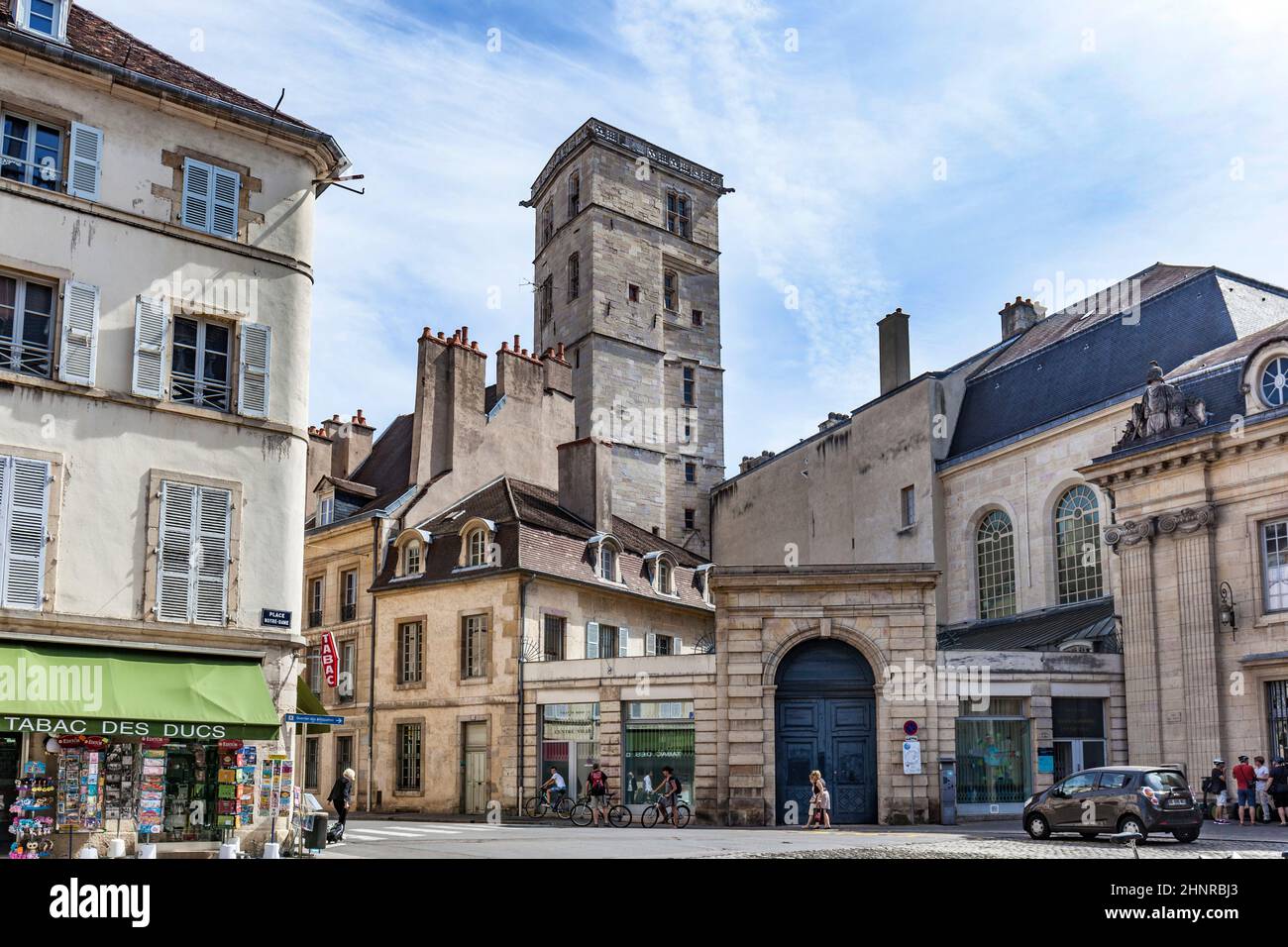 place notre dame con case caratteristiche e vista sulla torre del municipio Foto Stock