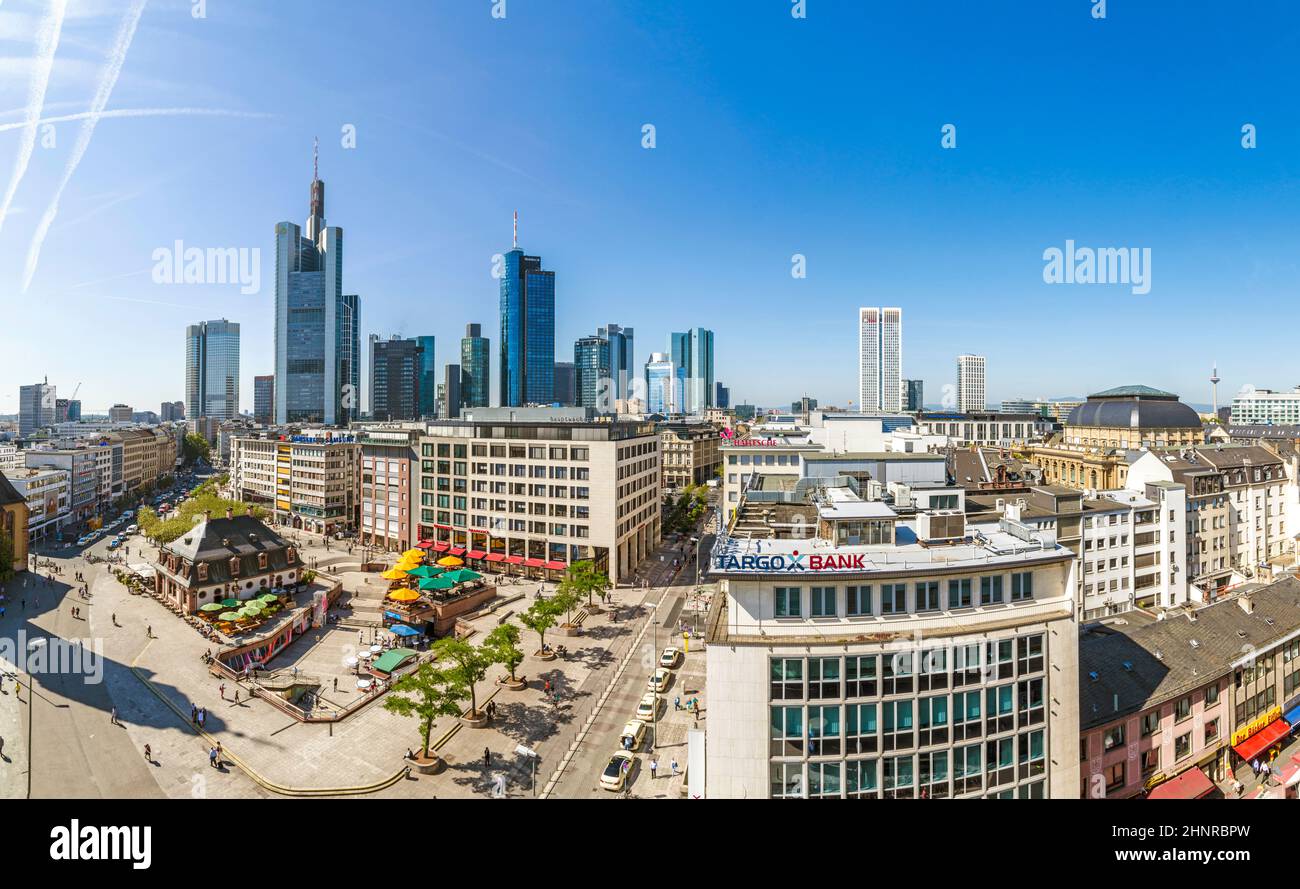 Panorama estivo del quartiere finanziario di Francoforte, in Germania in una giornata estiva Foto Stock