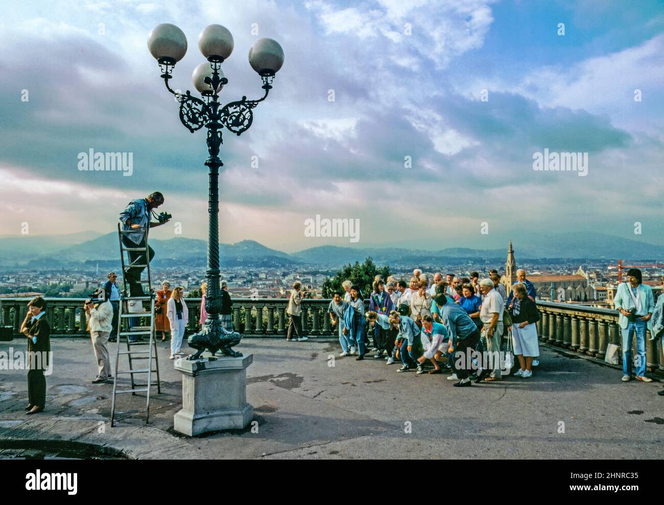 Gruppo di persone anziane si pone con orgoglio per il fotografo con skyline di Firenze Foto Stock