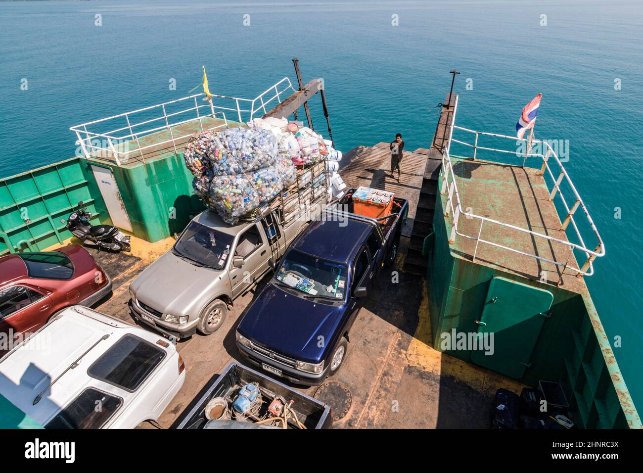 traghetto con piattaforma di carico e auto, le automobili sono caricate con lattine di lamiera di ferro per il riciclaggio Foto Stock