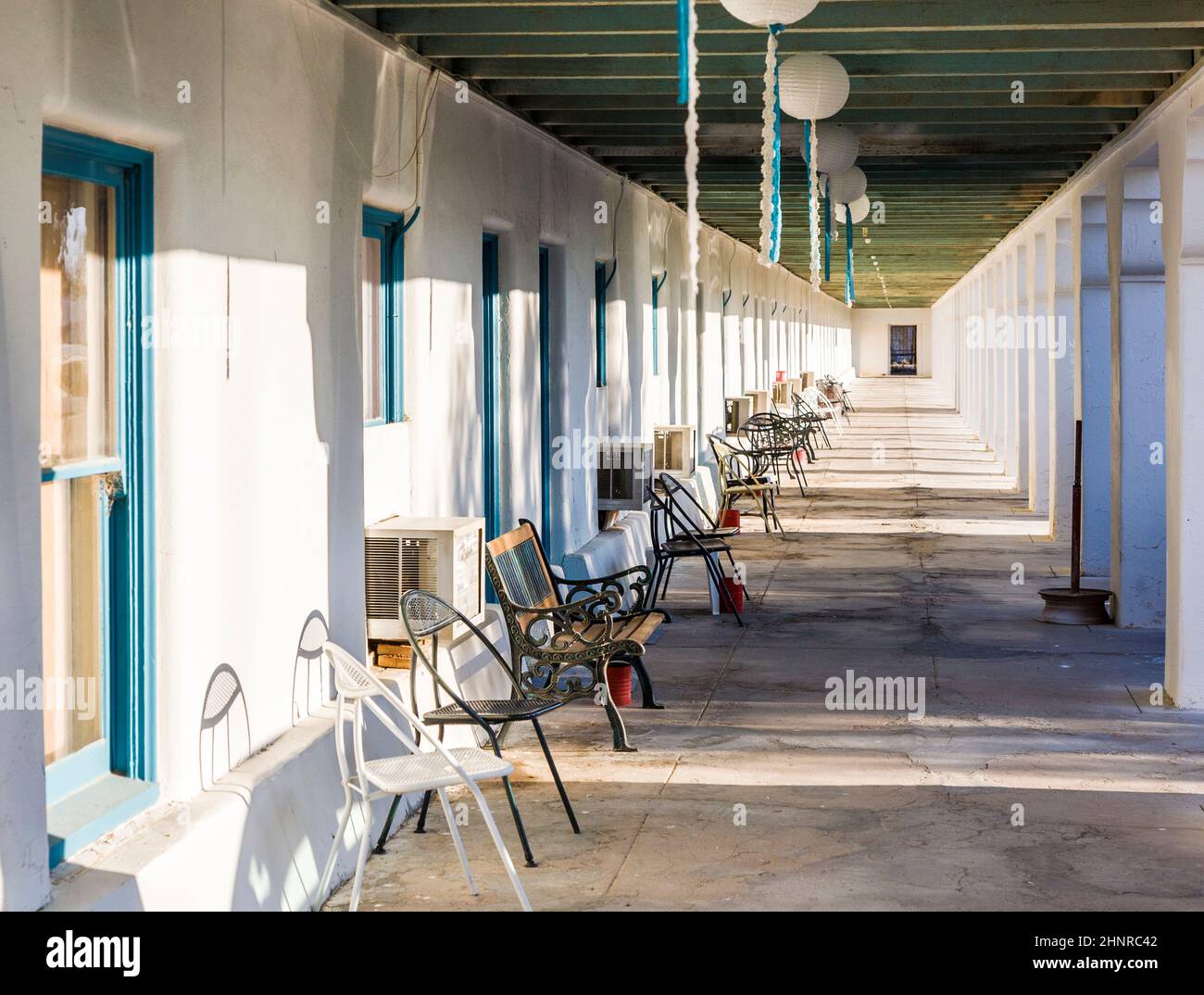 allery e patio con sedie di fronte alle camere di un vecchio hotel nel villaggio Death Valley Junction Foto Stock