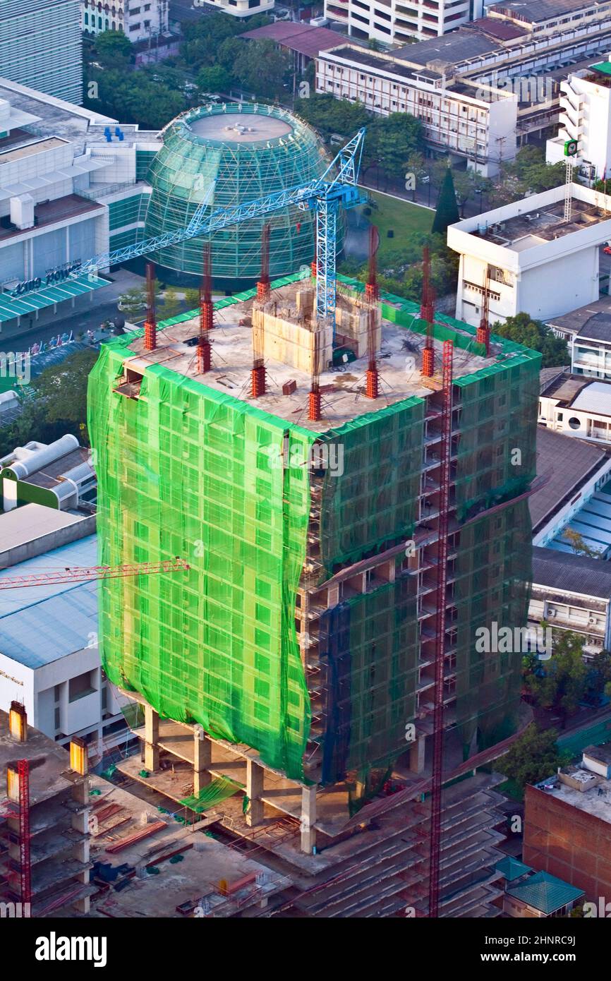 Vista dello skyline e di un grattacielo in costruzione a Bangkok Foto Stock
