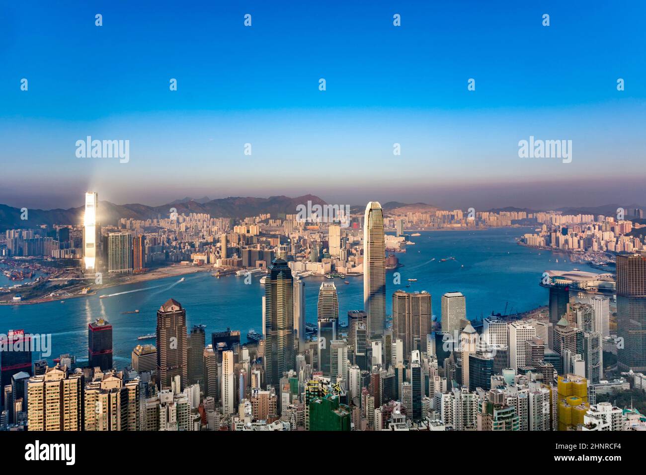 L'International Finance Centre con lo skyline della città a Victoria, Hong Kong Foto Stock