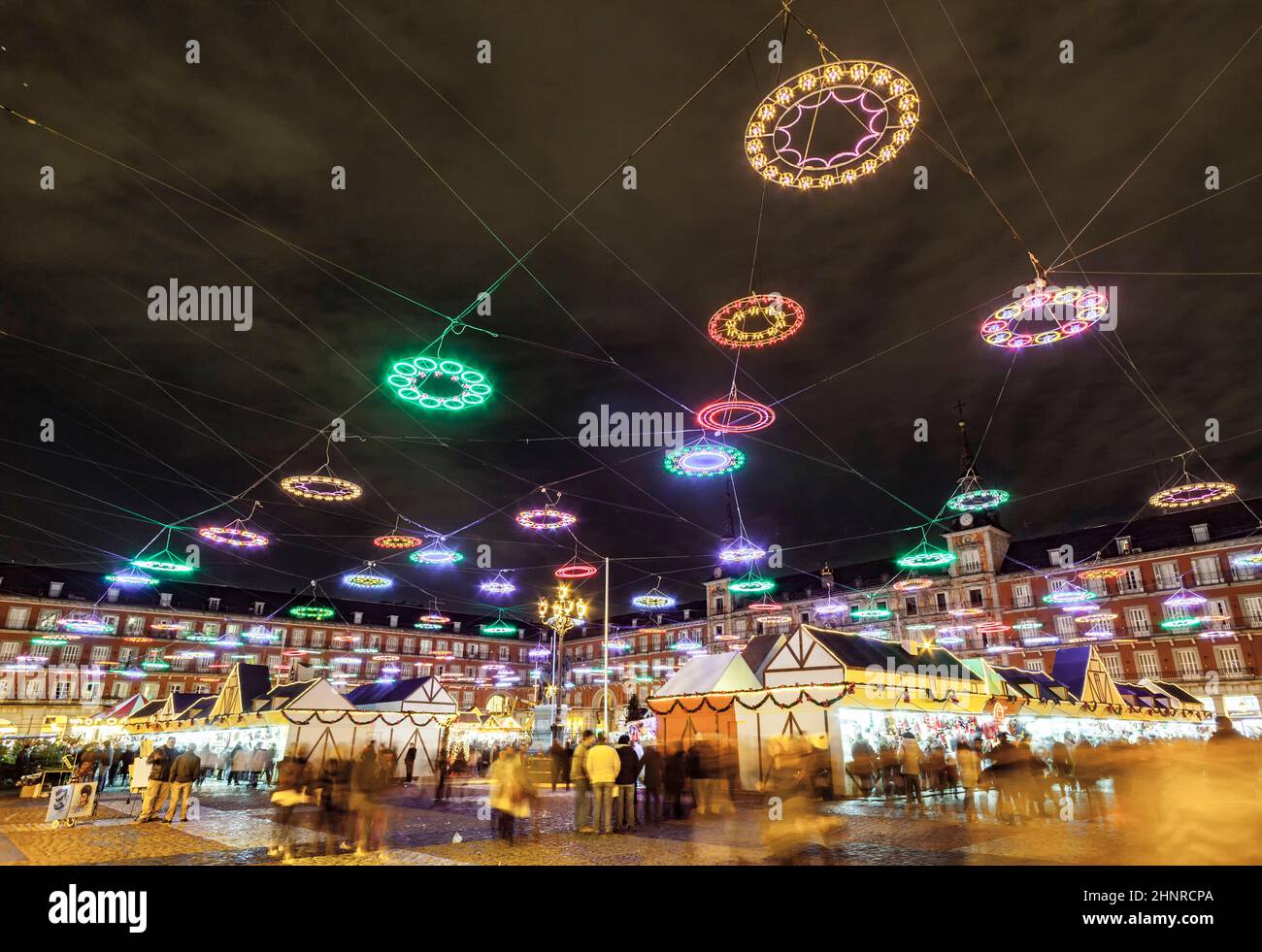 natale a plaza de mayor a madrid nella notte con stelle illuminate Foto Stock