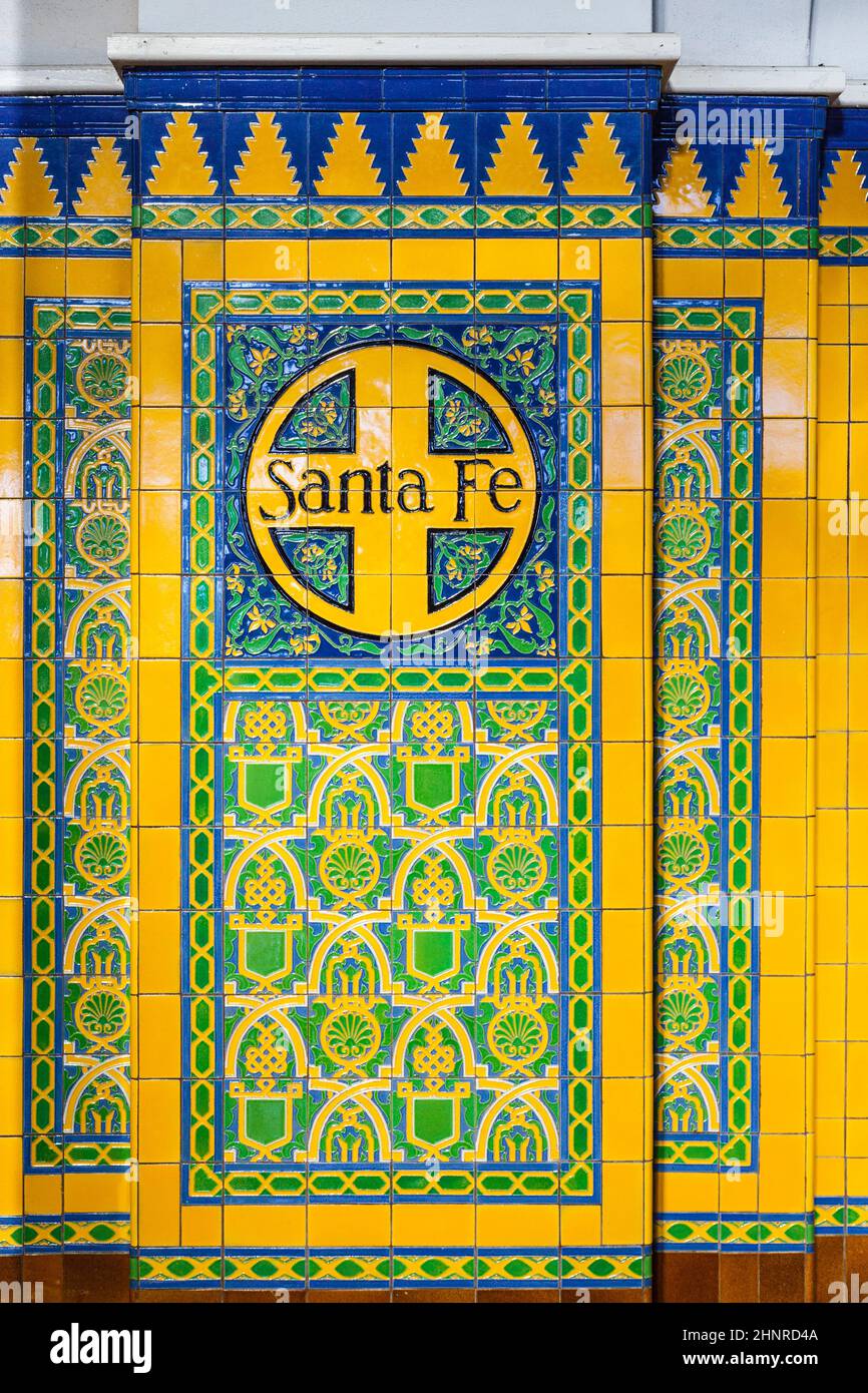 Nome Santa Fe su piastrelle con decorazione antica nella stazione ferroviaria Union Foto Stock