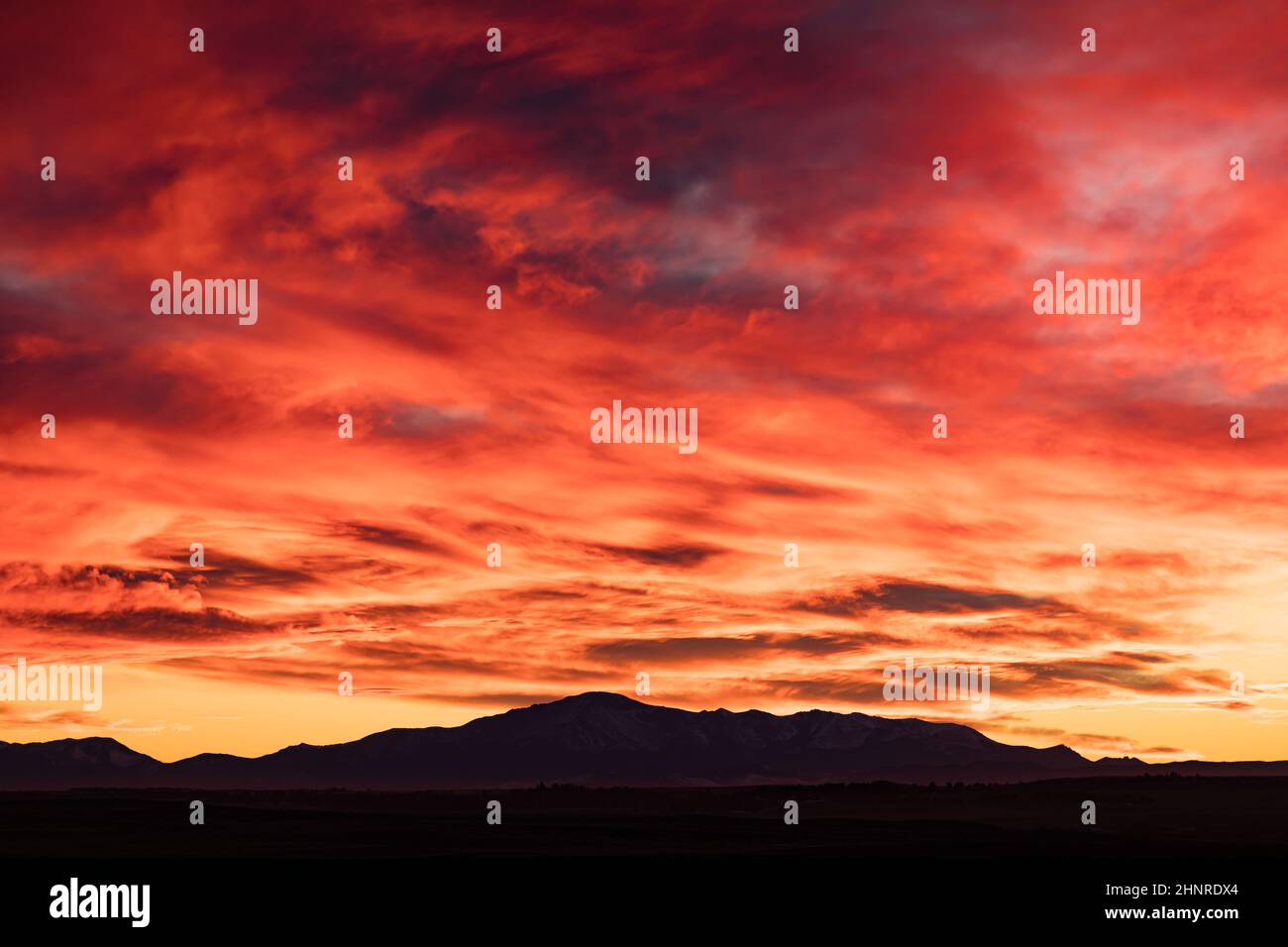 Fiery Red Sunset sopra Pike's Peak Mountain in Colorado Foto Stock